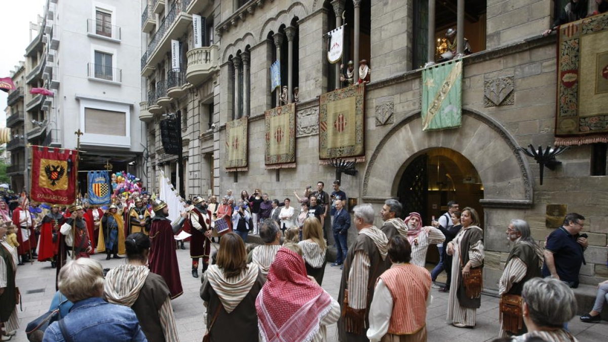 Molts ciutadans van seguir amb atenció el diàleg entre un noble cristià i un caid moro a la plaça de la Paeria en el qual es van desafiar per tenir el poder de la ciutat.