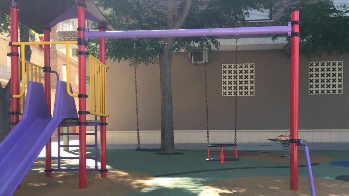 Uno de los parques infantiles con los nuevos asientos.