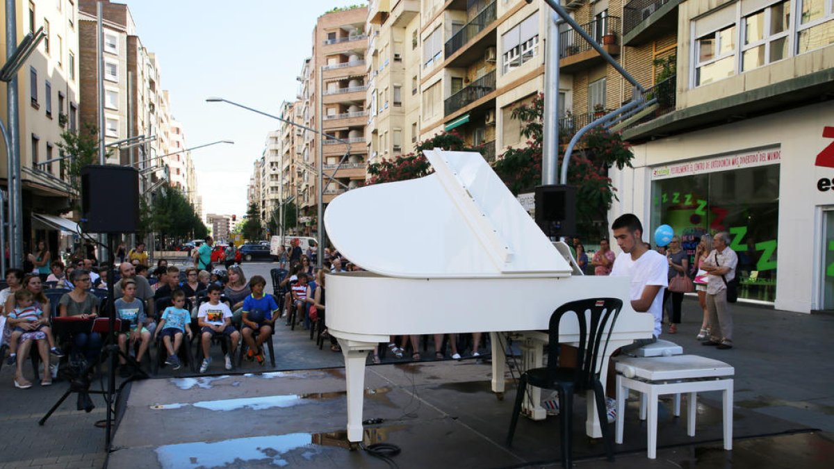 Un piano a la plaça Ricard Viñes, novetat de la festa d’aquest any.