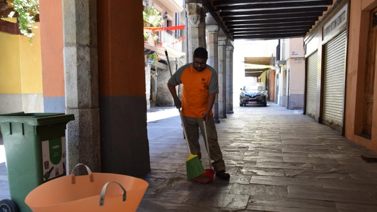 Uno de los operarios trabajando ayer en una calle de La Seu.