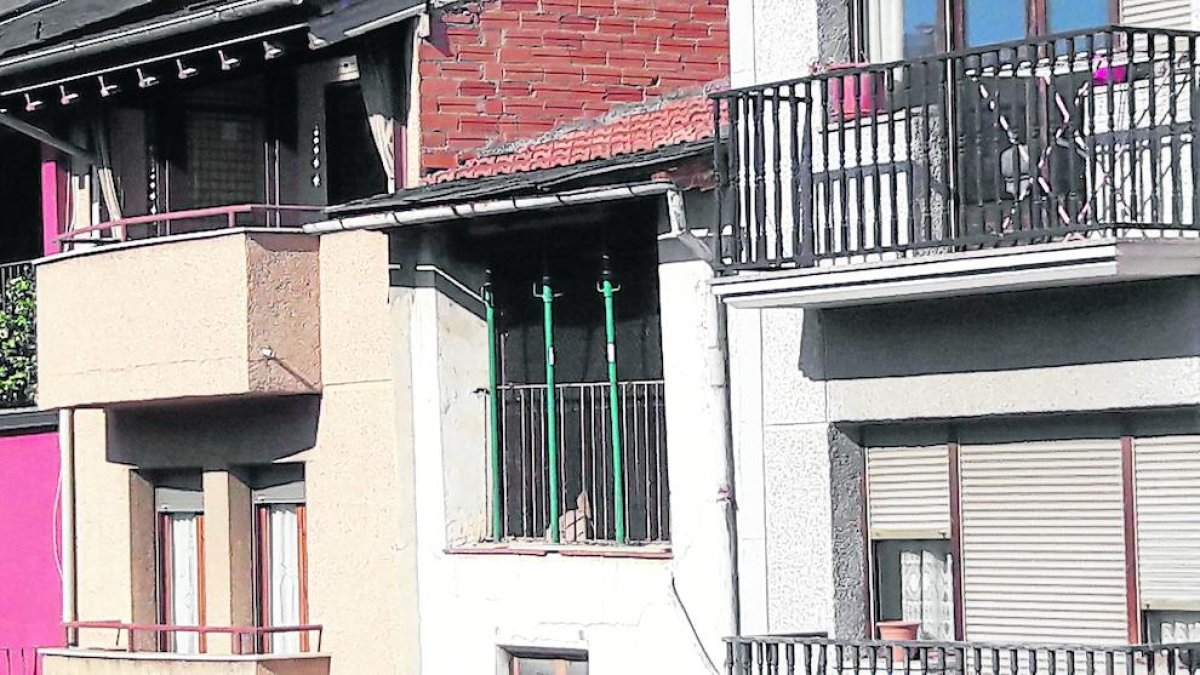 Imagen del tejado apuntalado en un edificio del centro de La Seu.