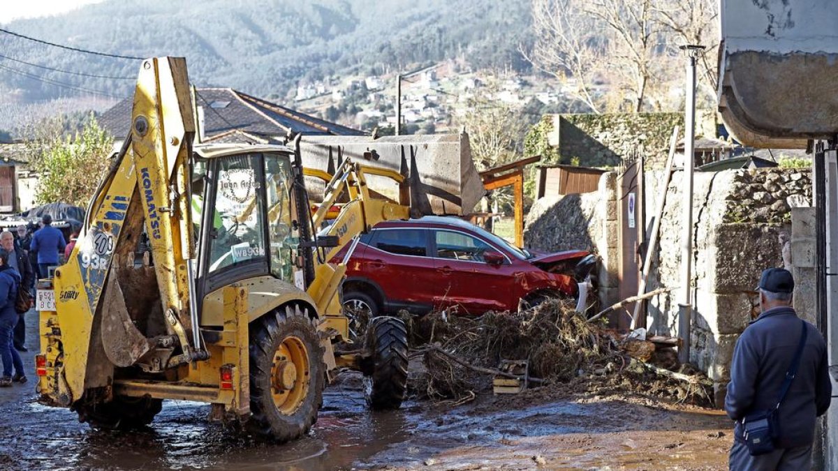 Conseqüències de l’aiguat que va omplir els carrers de la localitat de Viveiro, a Lugo, ahir.