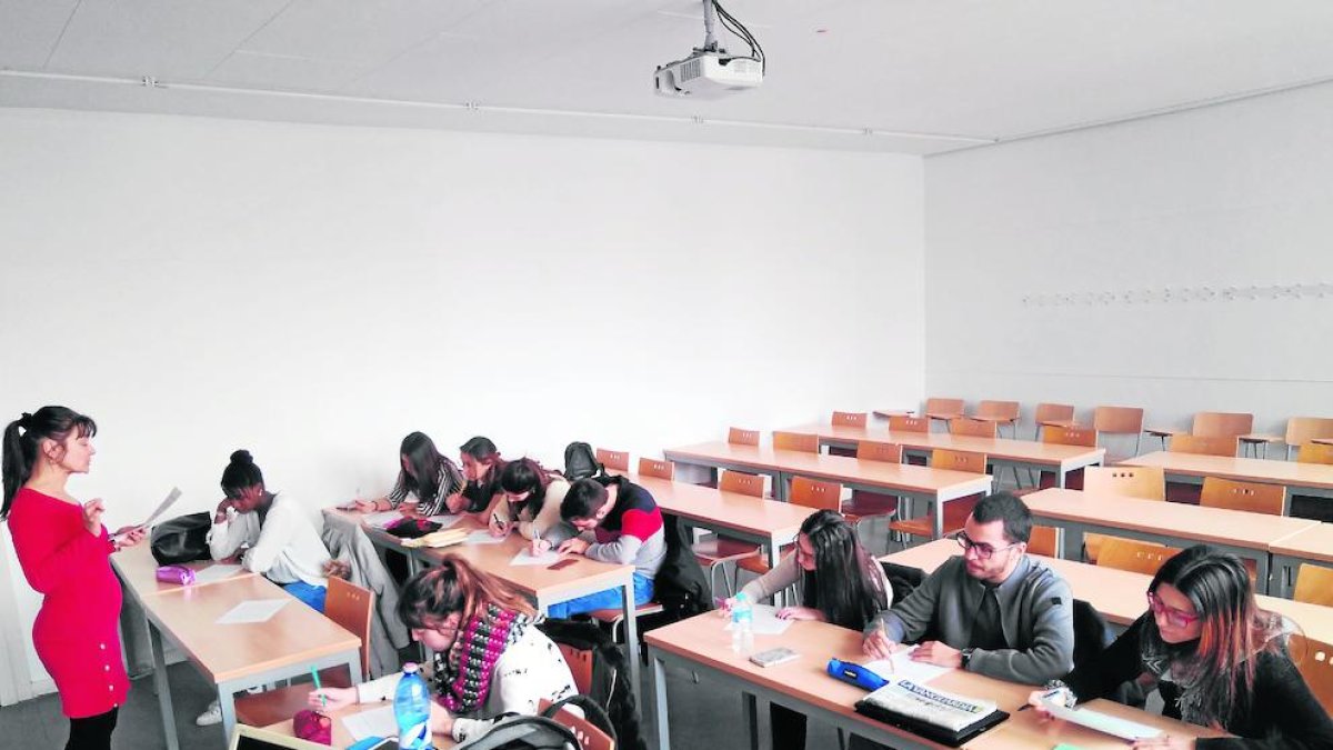 Alumnes de quart del grau d’Educació Primària bilingüe de la UdL, dimecres passat en un seminari impartit en anglès.