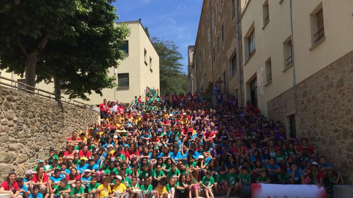 Fotografía grupal de todos los asistentes y voluntarios, entre los que se encuentran los 130 leridanos, en Olot.