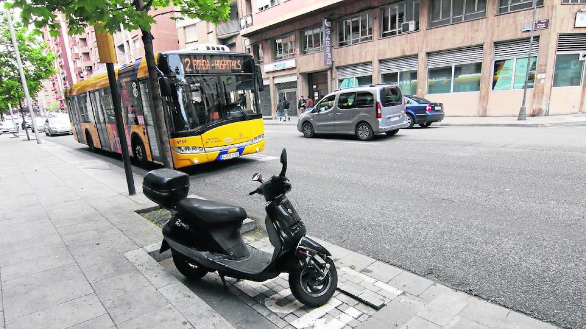 Veïns de Príncep de Viana critiquen el trasllat de contenidors