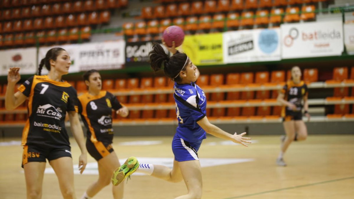 Una jugadora de l’Associació intenta un llançament a porteria.