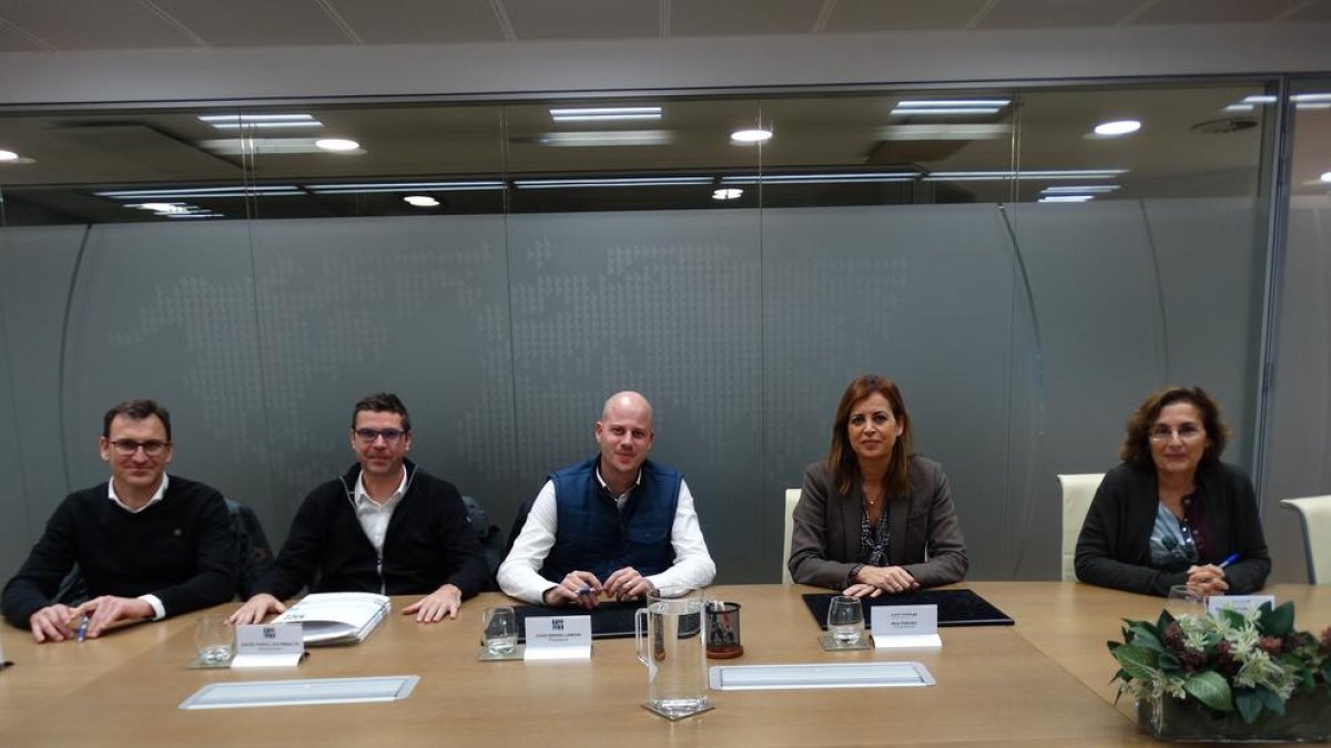La dirección de TMI junto con representantes de Cofides.