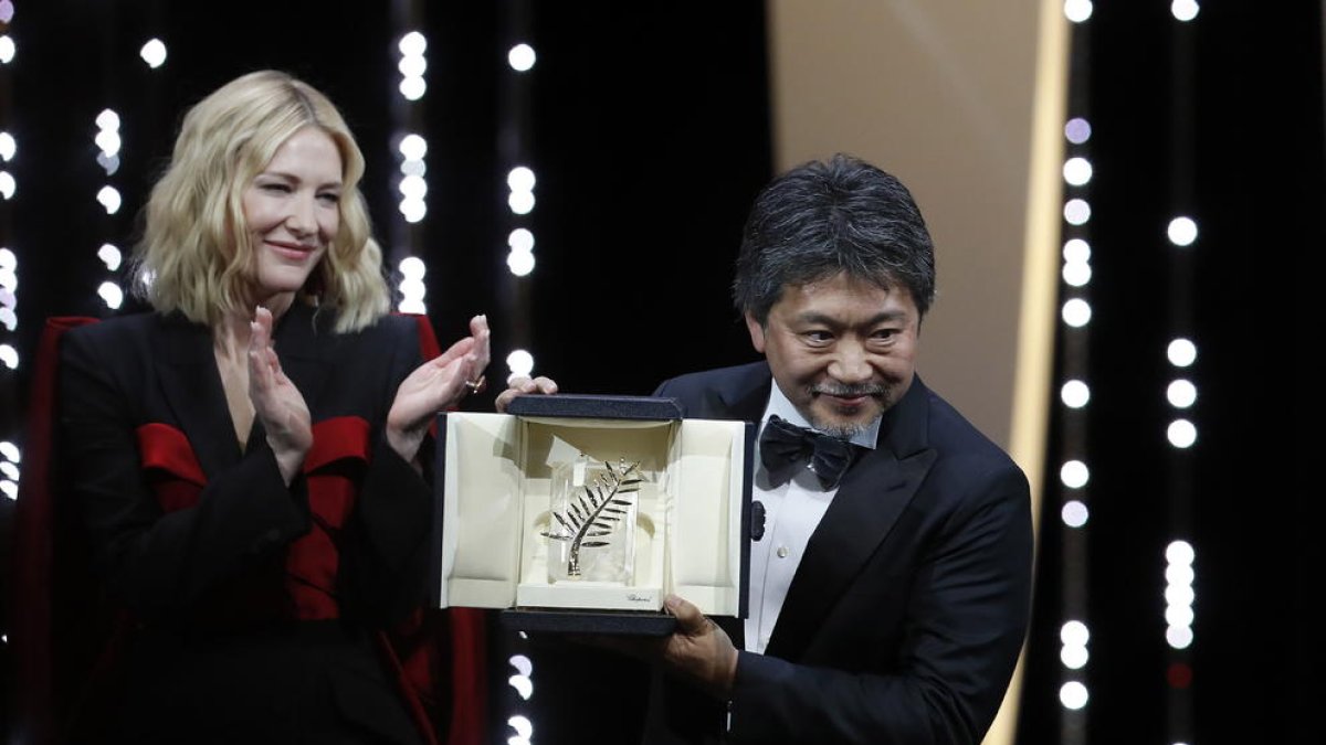 L’actriu Cate Blanchett i el realitzador japonès Hirokazu Koreeda al recollir la Palma d’Or.