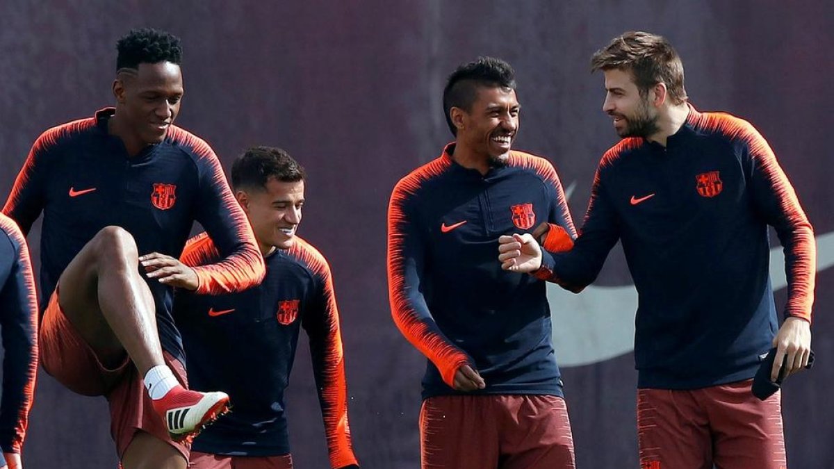 Yerri Mina, Coutinho, Paulinho i Piqué, durant l’entrenament.