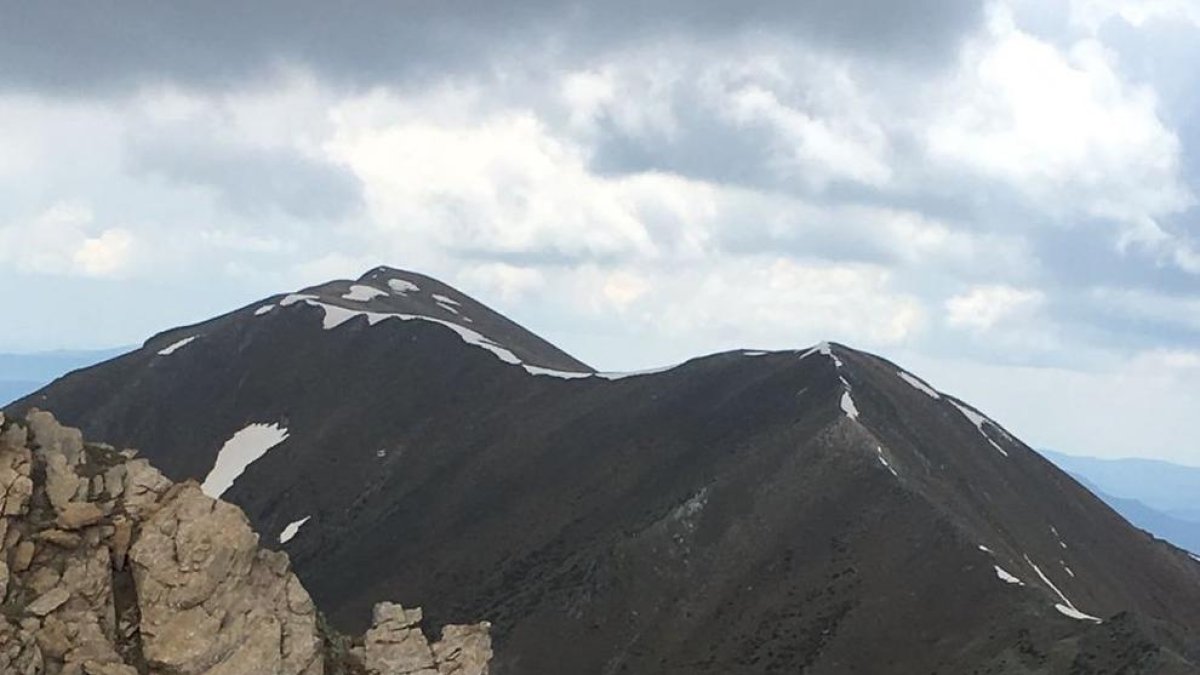 Los bombers rescataron al joven, que se hizo un esguince.