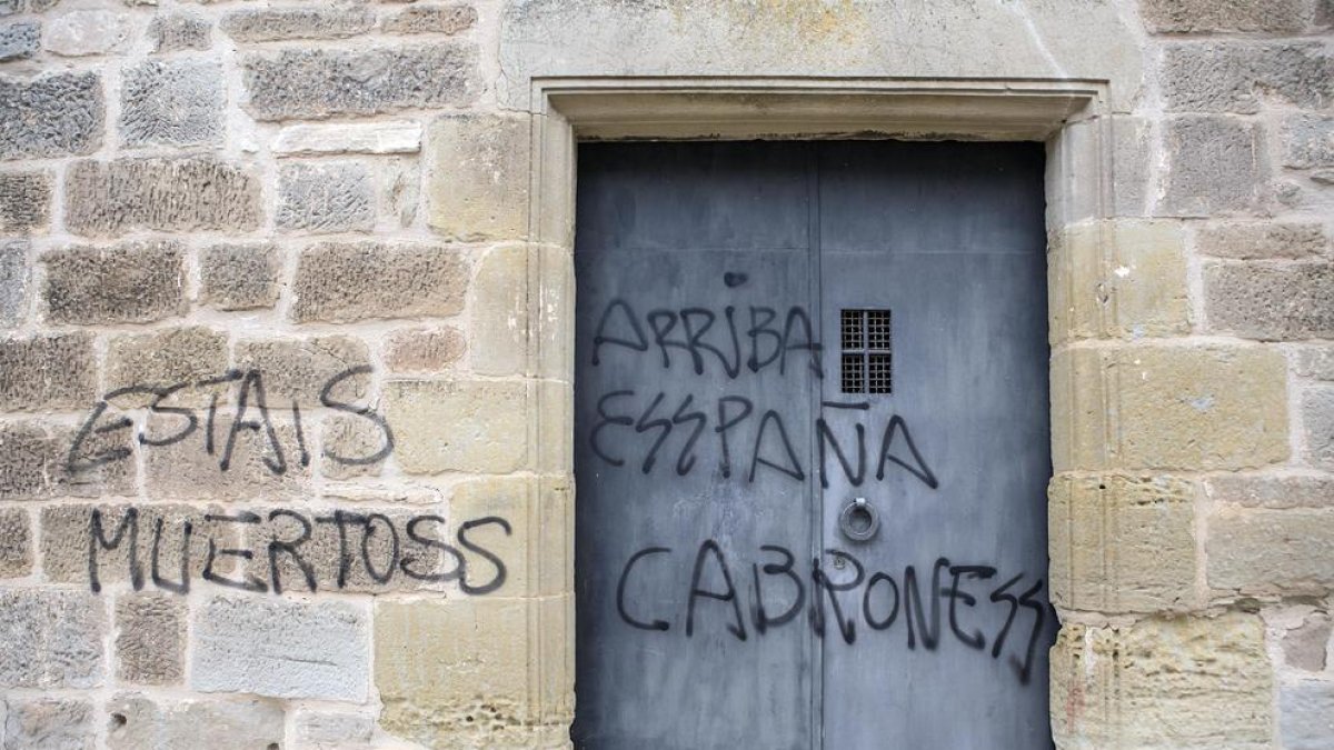 Aparecen unas pintadas fascistas en la ermita de Sant Julià de Tarroja