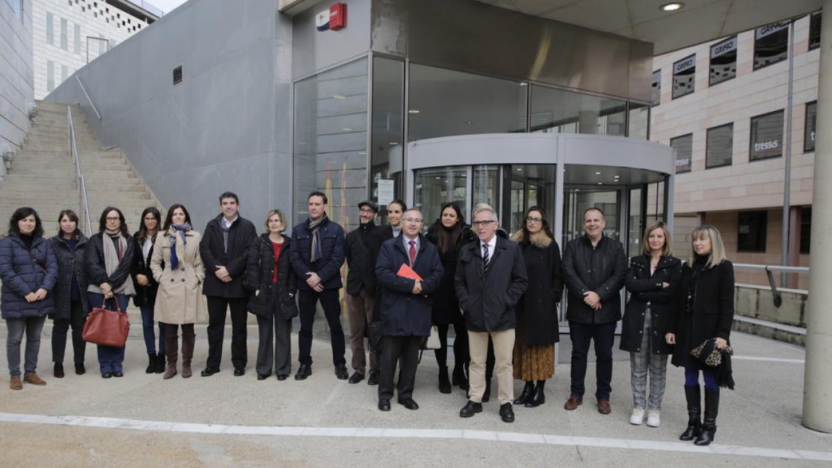 Una vintena de jutges i fiscals es van concentrar ahir al migdia a Lleida.