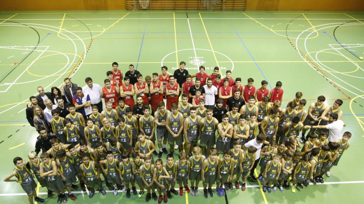 Els jugadors del CB Cappont i del Sícoris, ahir durant la presentació d’equips.