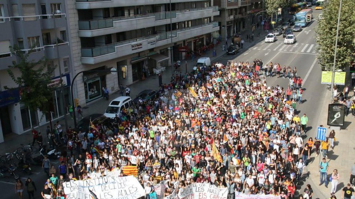 Un miler d'estudiants de la UdL surt al carrer en defensa del referèndum