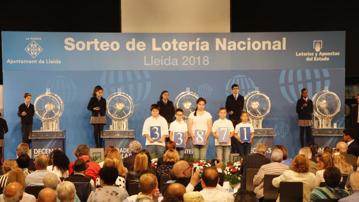 Nens d’Afanoc mostren el primer premi del sorteig d’ahir a la Llotja.