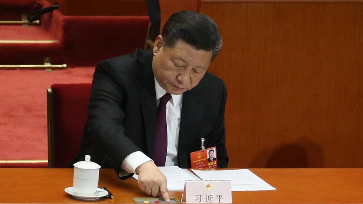 Xi Jinping pressiona un botó a la sessió d’ahir.