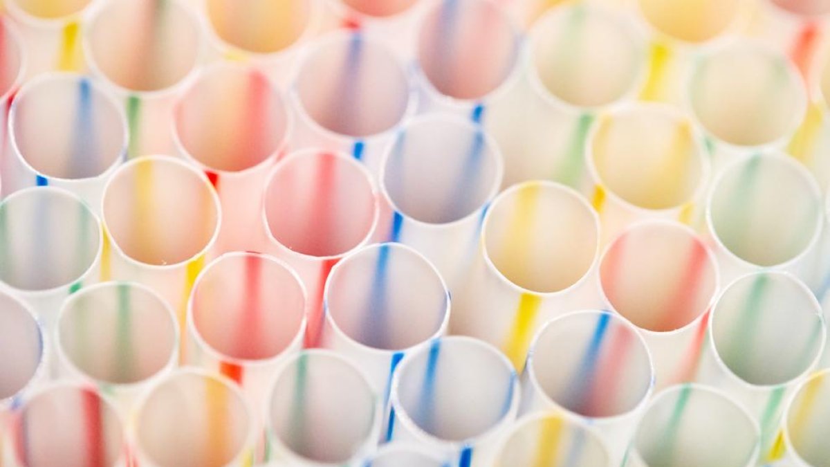 La UE acorda prohibir els coberts, vasos, palletes i bastonets de plàstic