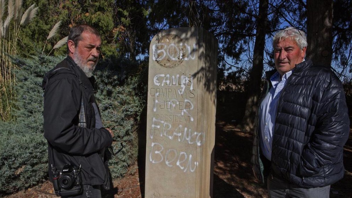 Amadeu Ros (dreta) i Josep Companys, nebot del president, davant del monument danyat.