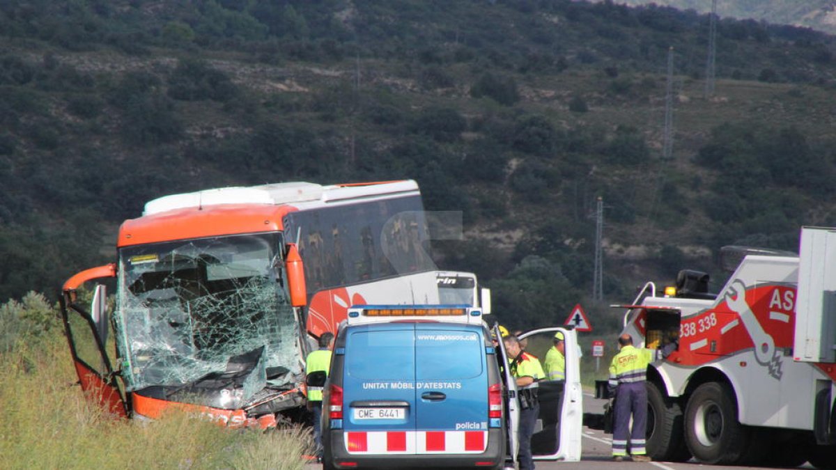 Muere el conductor de una furgoneta en un choque con un autocar en la C-12 en Àger