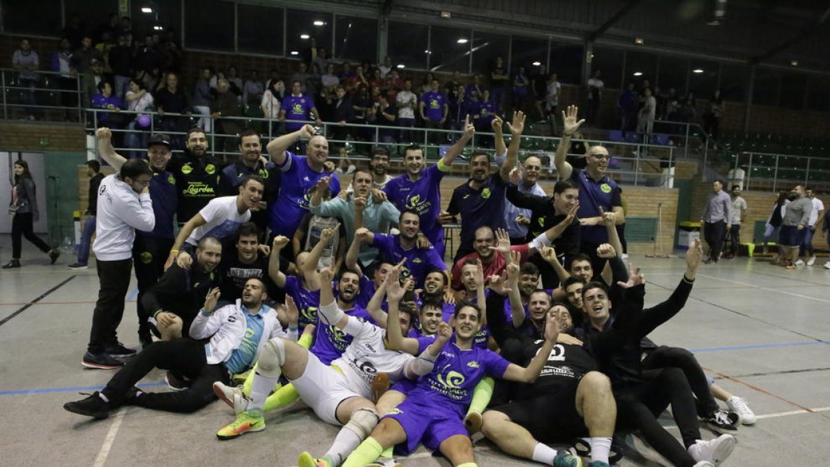 La plantilla posa eufòrica després del partit celebrant l’ascens a Segona B.