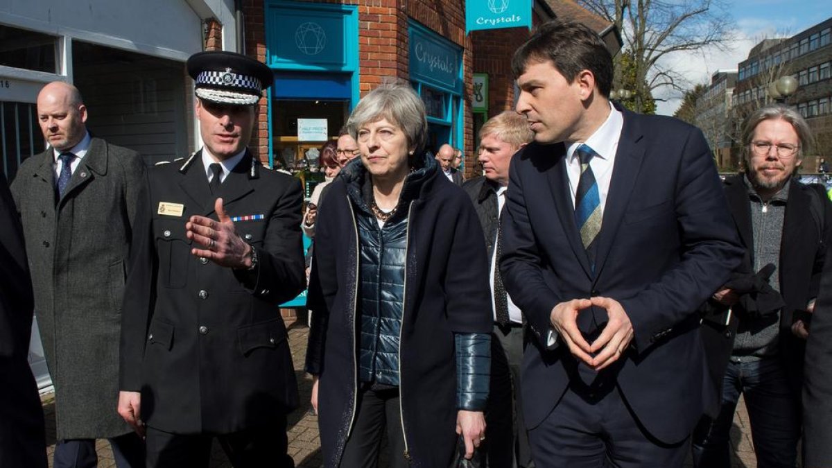 La primera ministra britànica, Theresa May, amb el cap del cos policial de Wiltshire.