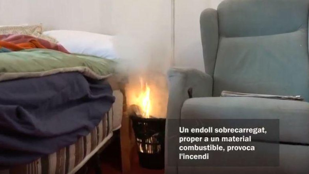 VÍDEO. Els Bombers mostren com un endoll sobrecarregat pot provocar un incendi