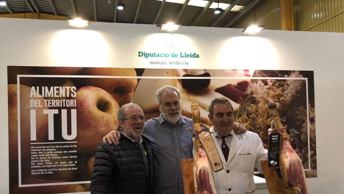 Joan Reñé, amb els responsables de Cal Tero de Juneda.