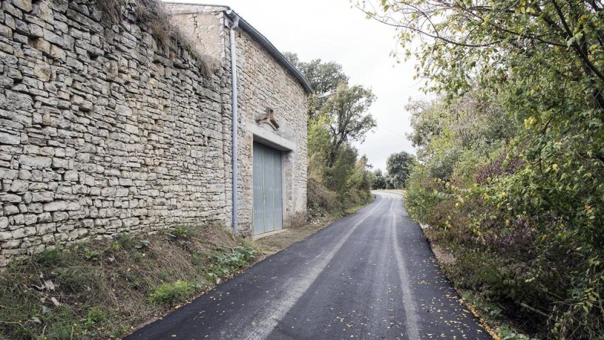 El carrer que s’ha millorat a Comabella.