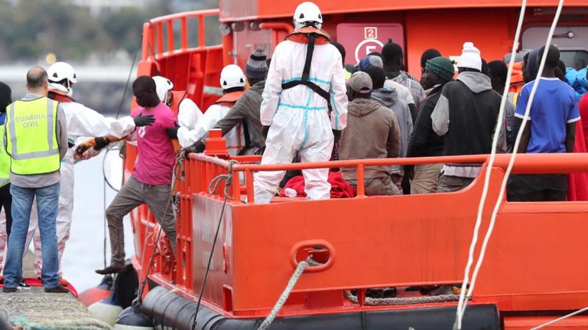 Imagen del desembarco de 152 inmigrantes rescatados ayer en aguas canarias