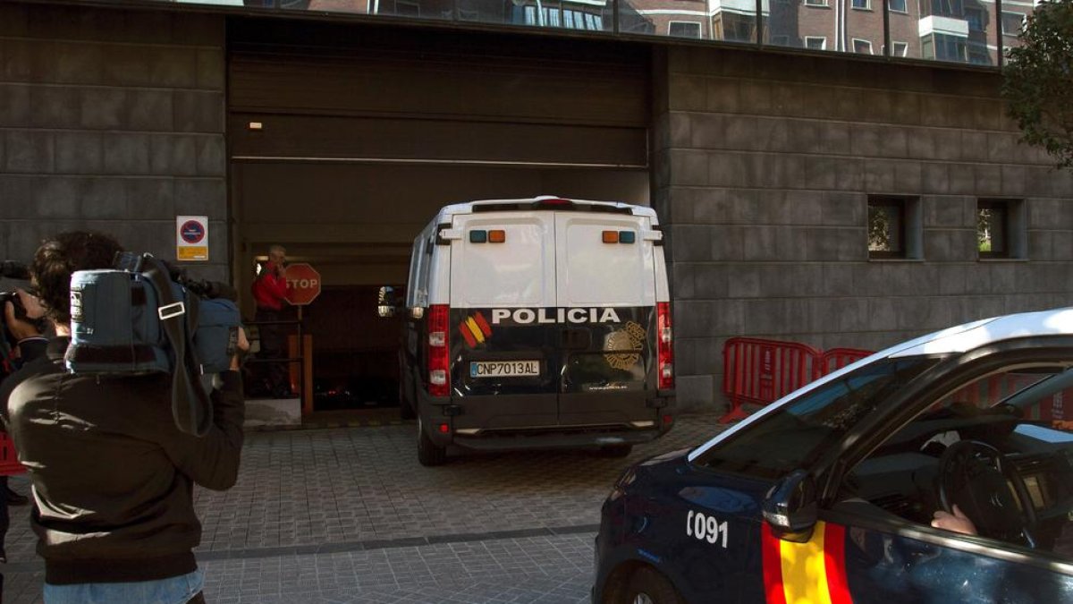 Vista del furgón policial que trasladó ayer a los cinco acusados.
