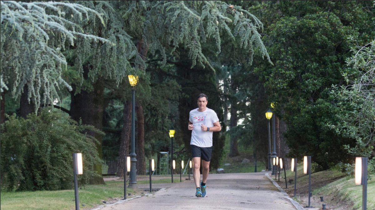 Horas antes de su entrevista en RTVE, La Moncloa difundió esta foto de Sánchez corriendo.