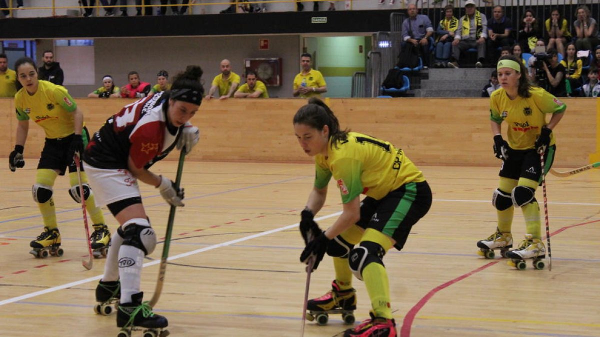 Victòria Porta controla la bola ante la presión de una asturiana.