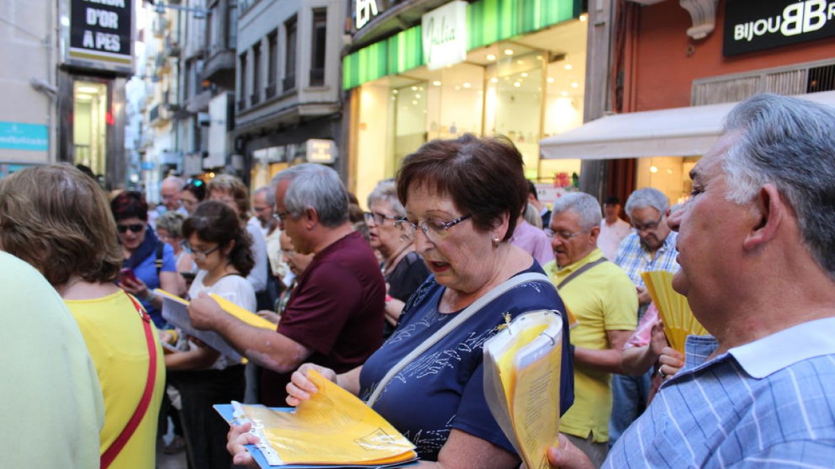 Els cantaires es van reunir un dilluns més a la Paeria per exigir la llibertat dels polítics a la presó.