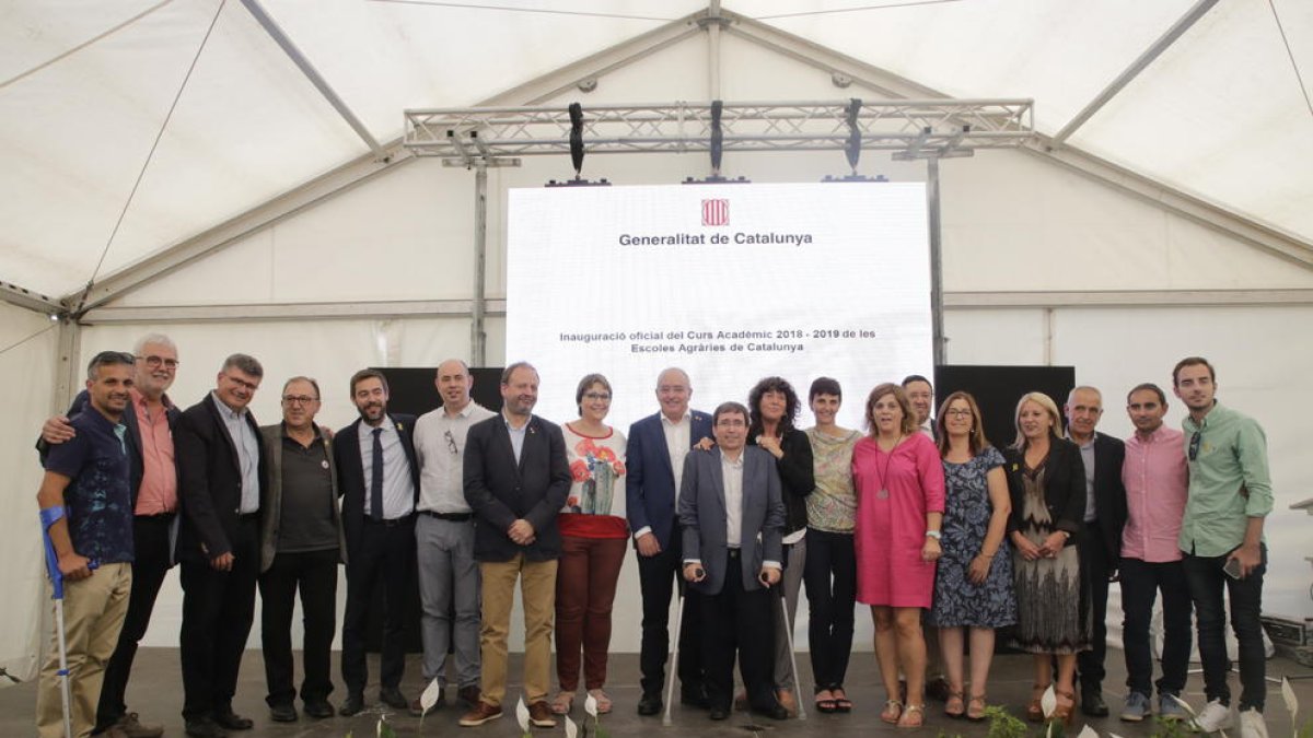 Los consellers de Enseñanza y Agricultura, Josep Bargalló y Teresa Jordà, ayer, inaugurando el curso en la escuela agraria de Vallfogona.