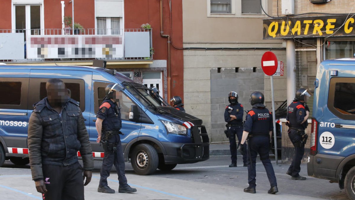 En el operativo participaron diferentes unidades de los Mossos, entre ellas del ARRO.