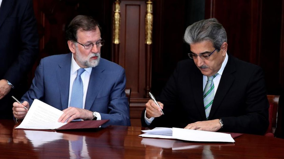 Mariano Rajoy y Román Rodríguez (NC) firman el acuerdo.