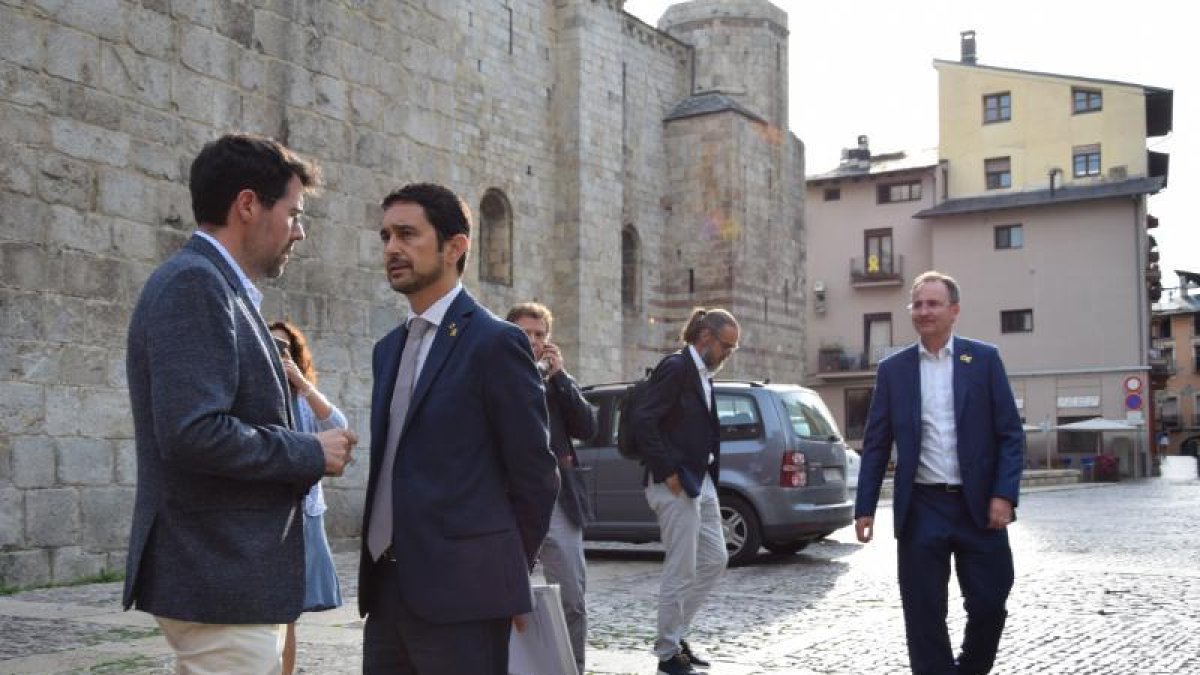 El conseller Calvet, en el moment d’arribar a la Seu, amb l’alcalde.