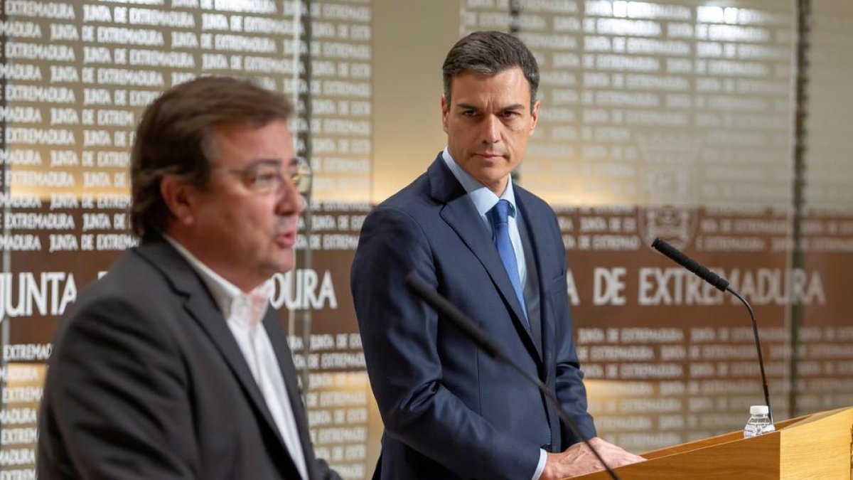 Pedro Sánchez, al costat del president de la Junta d’Extremadura.
