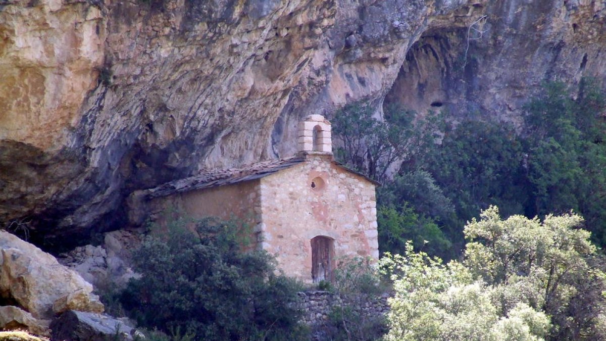 L'esllavissada s'ha emportat l'ermita d'un poble abandonat