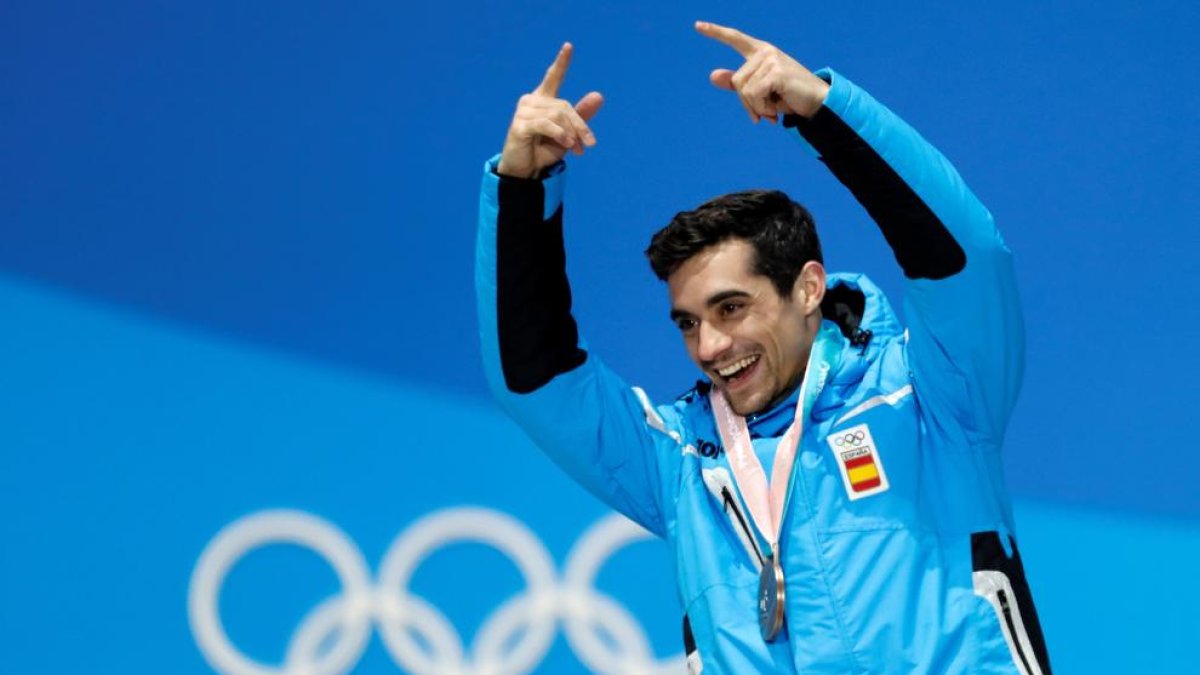 Javier Fernández posa amb la medalla de bronze aconseguida ahir als Jocs Olímpics d’Hivern.