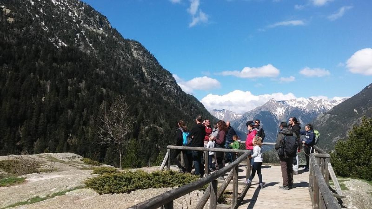 Familias que participaron ayer en la iniciativa promocional.