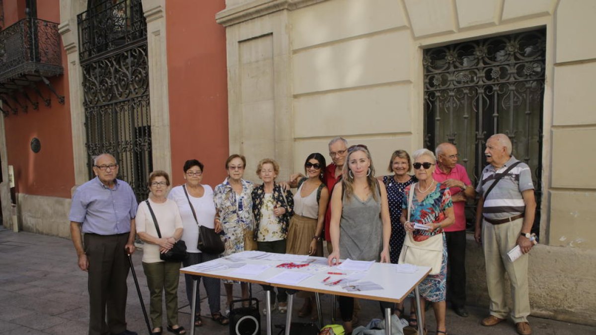 Una de les taules informatives ahir a l’Eix Comercial.