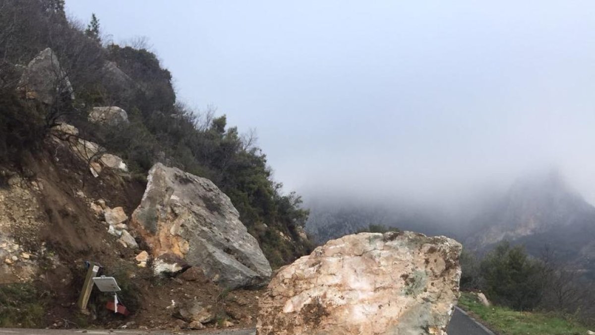 La roca que cayó en Abella de la Conca (a la izquierda) y el desprendimiento de Sarroca (a la derecha).