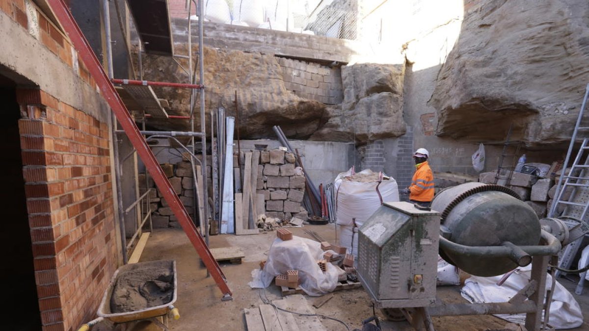 Les obres del museu de joguet que es porten a terme a la zona antiga d’Artesa.