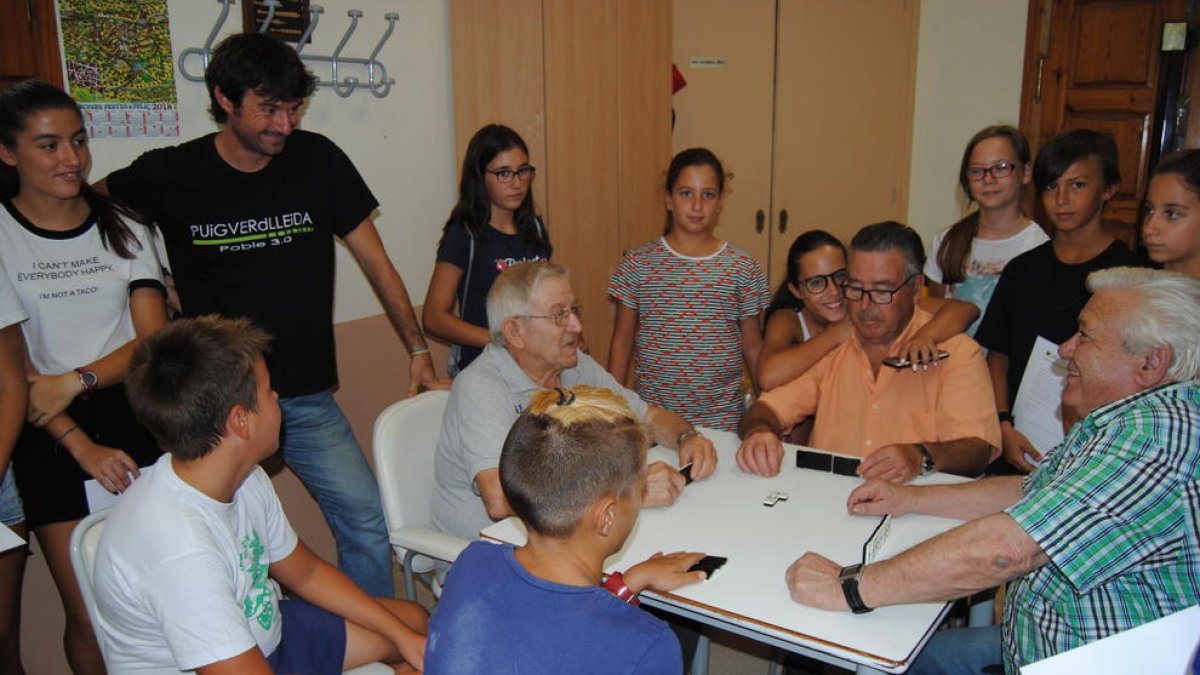 Los pequeños durante su primer contacto con los usuarios de la Llar de Jubilats de Puigverd de Lleida, ayer.