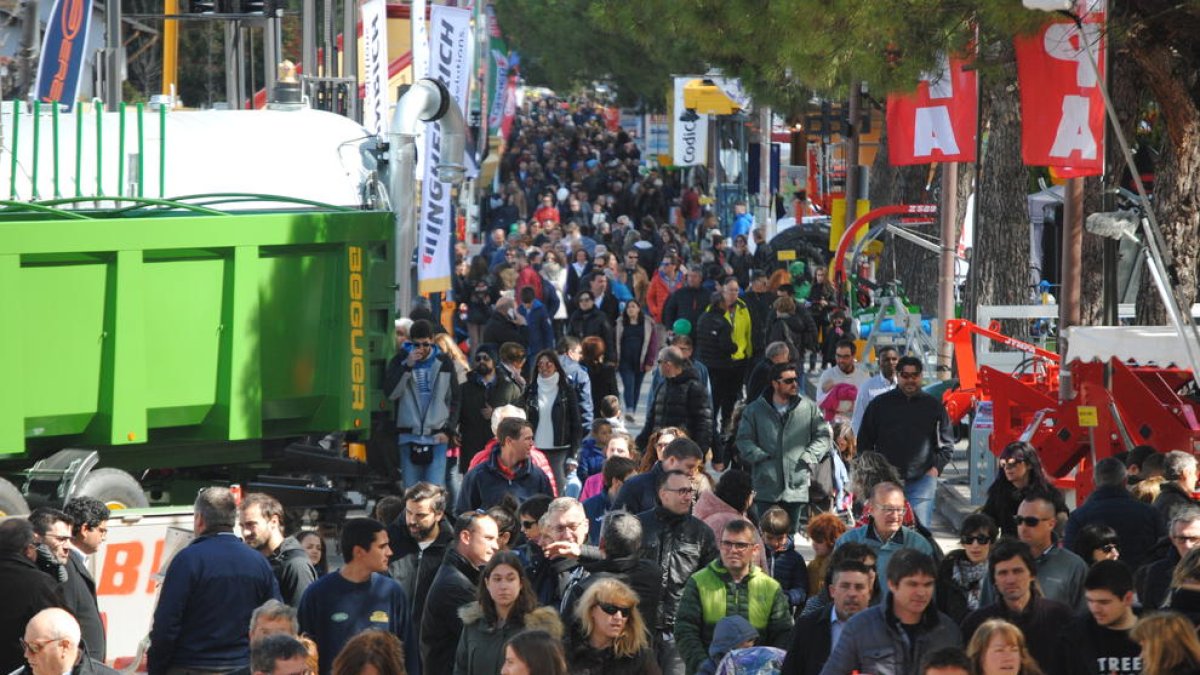 L’avinguda del Canal, plena de gom a gom de públic, ahir al migdia.