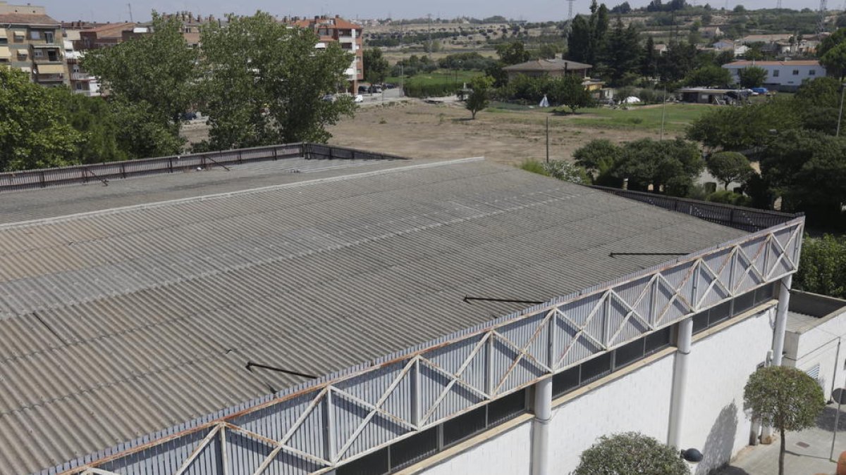 Al fondo, una parte de la cubierta de uralita ya retirada.