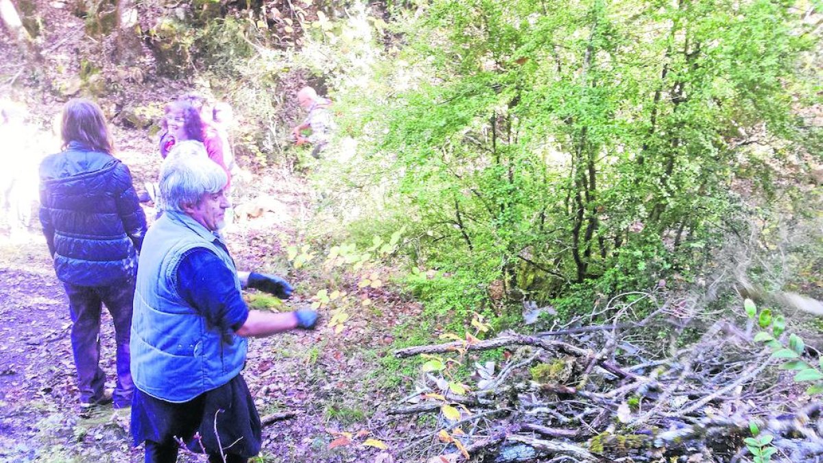 Voluntaris treballant al camí de Mont-rebei.
