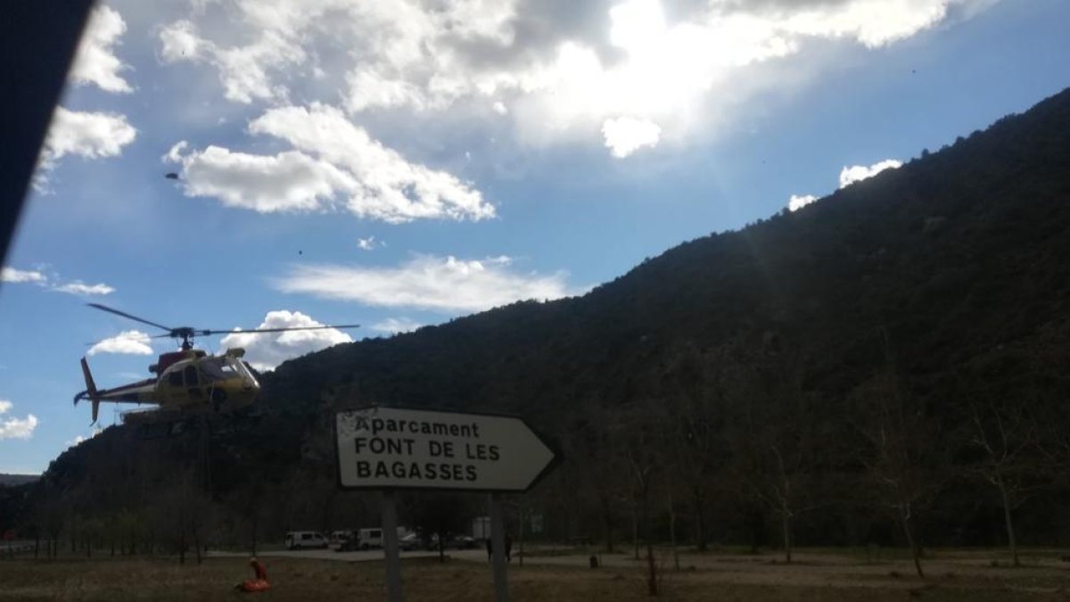 El helicóptero trasladó al herido desde la Font de les Bagasses hasta el hospital Arnau de Vilanova.