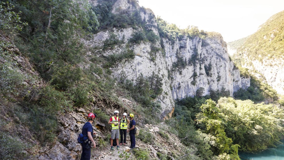 Bombers i geòlegs de l’ICGC van inspeccionar la zona per saber l’envergadura del despreniment.